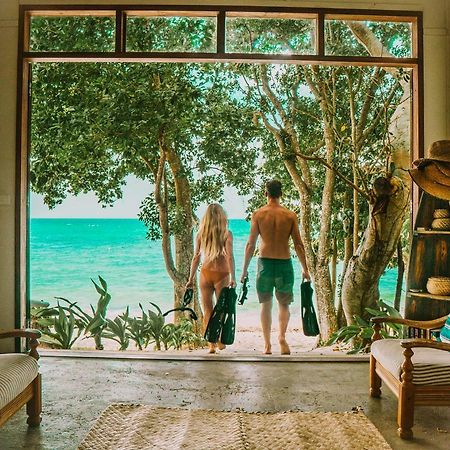 Whispering Palms - Absolute Beachfront Villas Порт-Вила Экстерьер фото