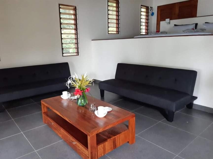 Whispering Palms - Absolute Beachfront Villas Порт-Вила Экстерьер фото