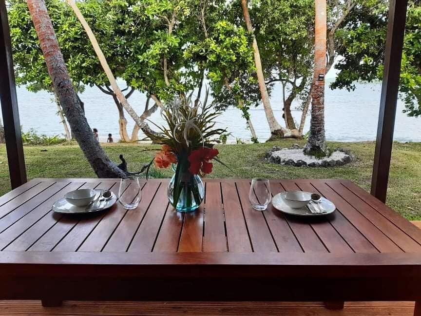 Whispering Palms - Absolute Beachfront Villas Порт-Вила Экстерьер фото