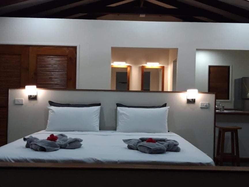 Whispering Palms - Absolute Beachfront Villas Порт-Вила Экстерьер фото