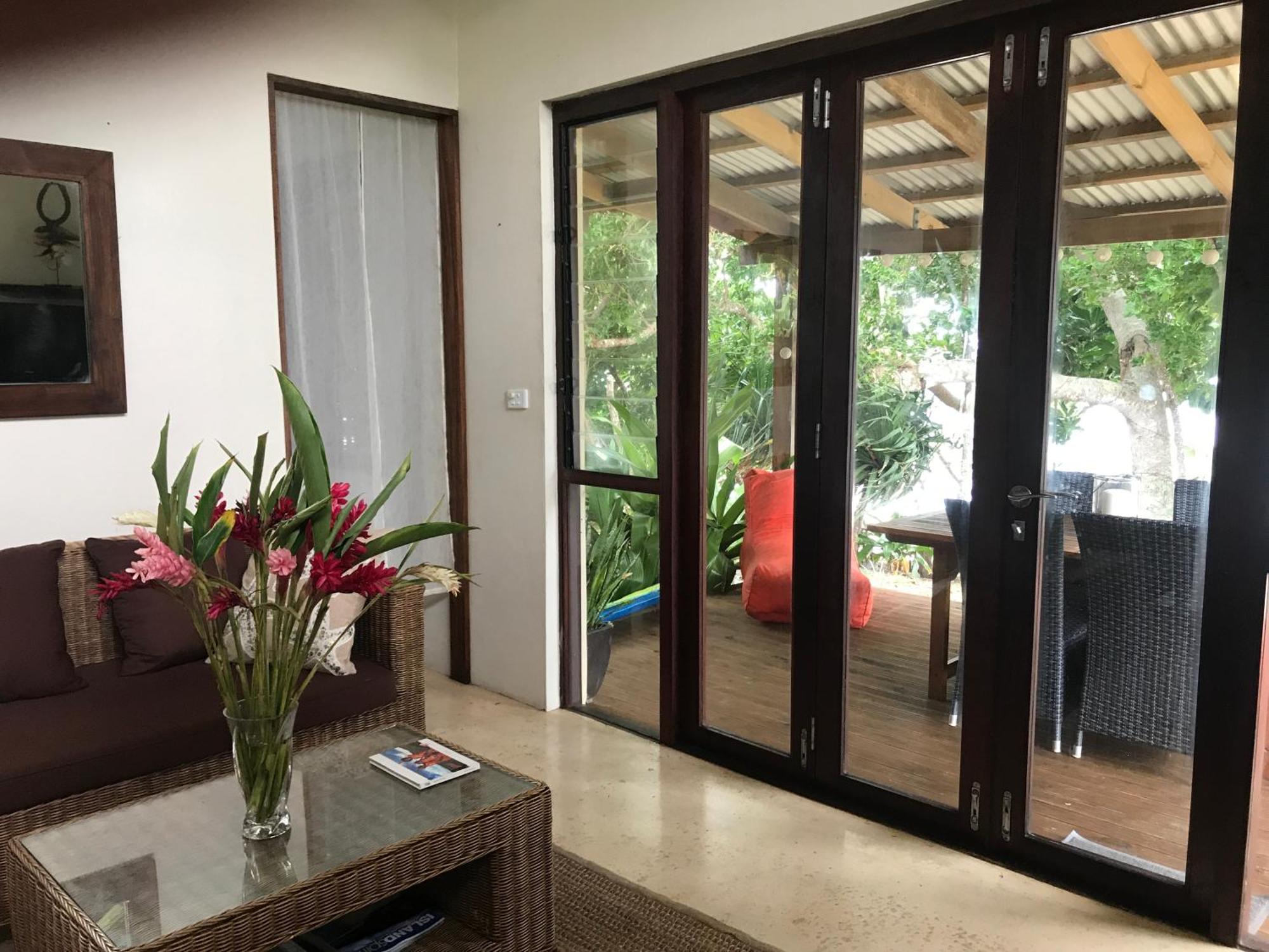 Whispering Palms - Absolute Beachfront Villas Порт-Вила Экстерьер фото