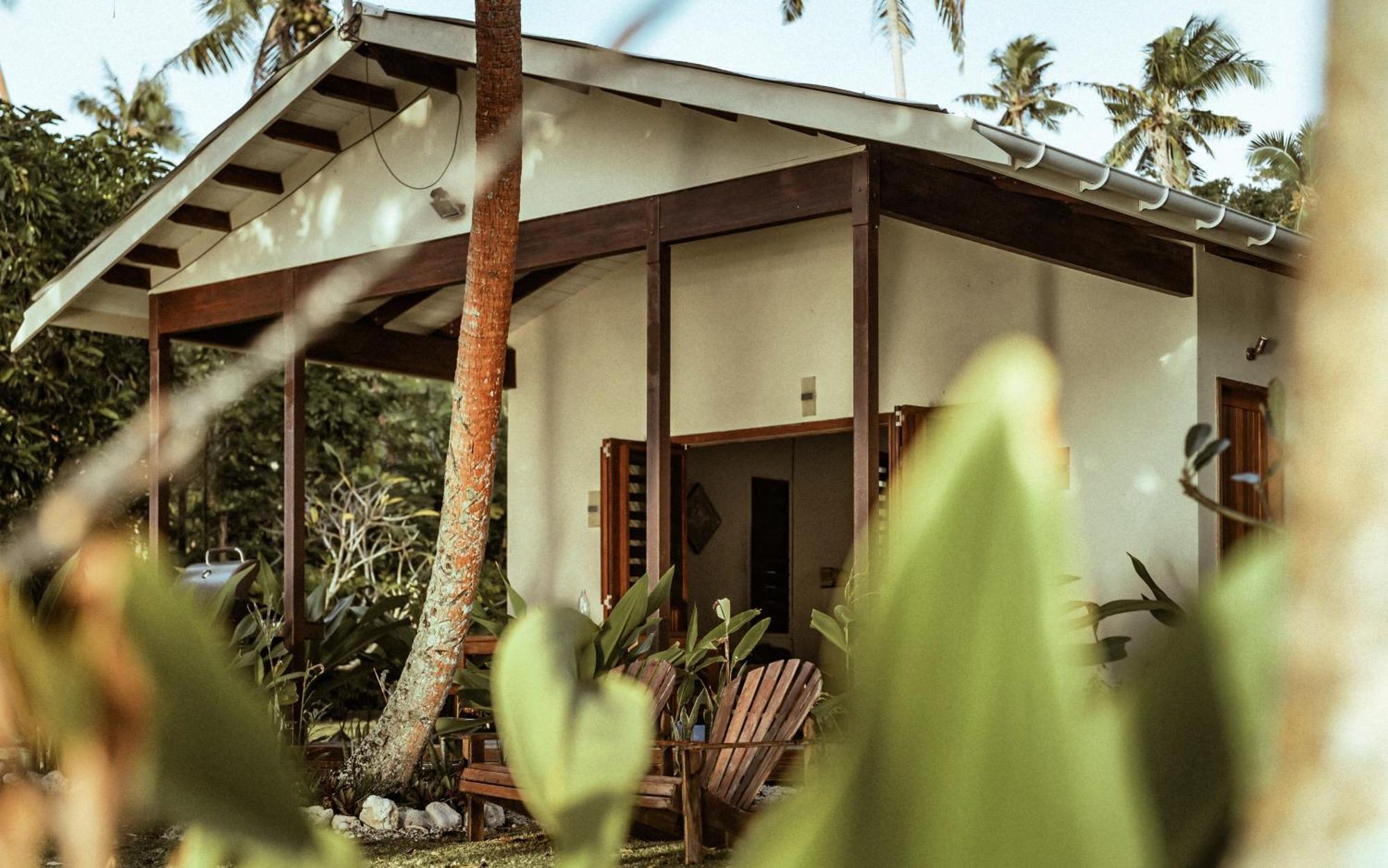 Whispering Palms - Absolute Beachfront Villas Порт-Вила Экстерьер фото