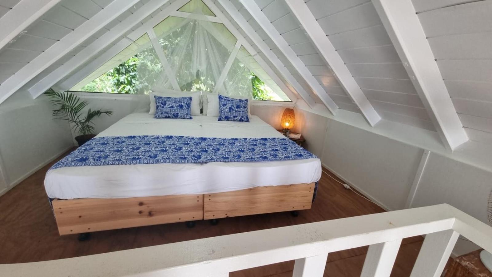 Whispering Palms - Absolute Beachfront Villas Порт-Вила Экстерьер фото