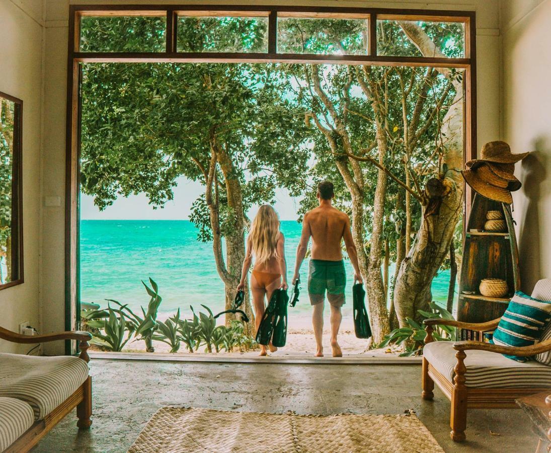 Whispering Palms - Absolute Beachfront Villas Порт-Вила Экстерьер фото