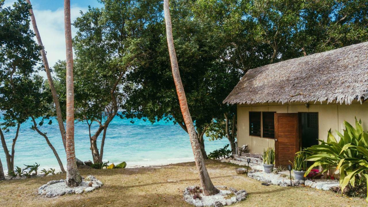 Whispering Palms - Absolute Beachfront Villas Порт-Вила Экстерьер фото