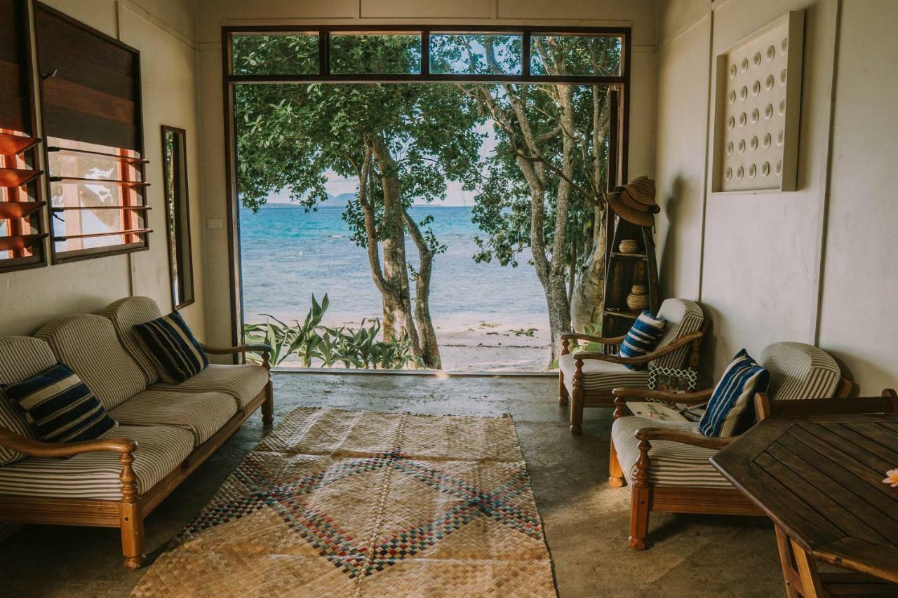 Whispering Palms - Absolute Beachfront Villas Порт-Вила Экстерьер фото