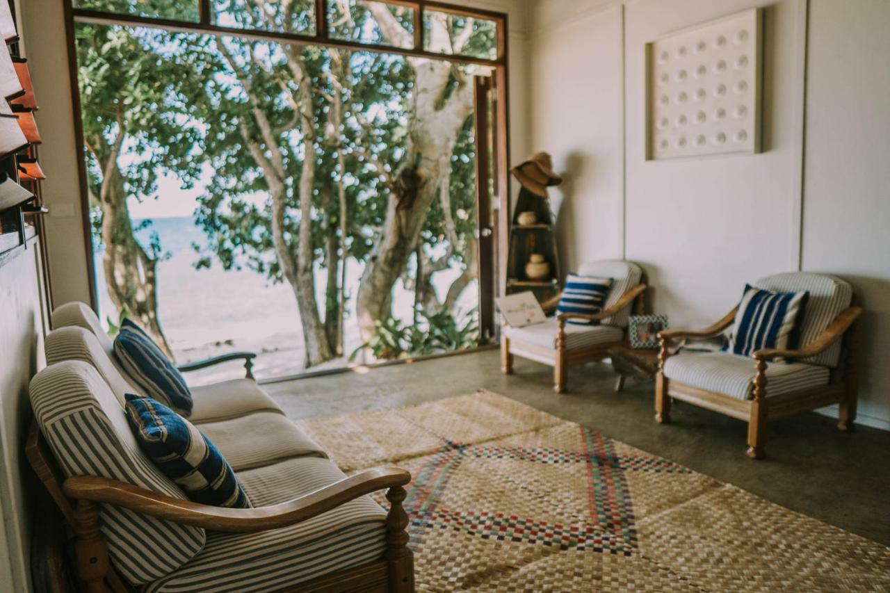 Whispering Palms - Absolute Beachfront Villas Порт-Вила Экстерьер фото