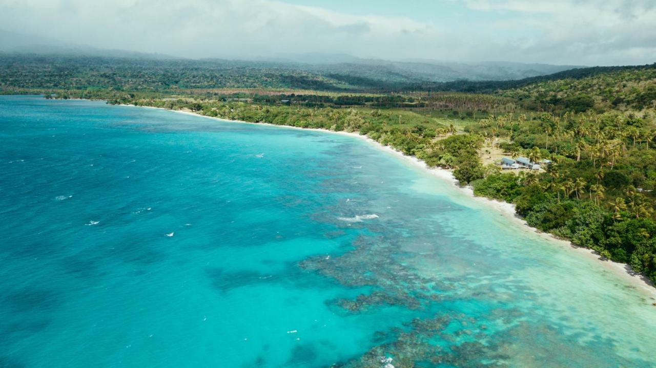 Whispering Palms - Absolute Beachfront Villas Порт-Вила Экстерьер фото