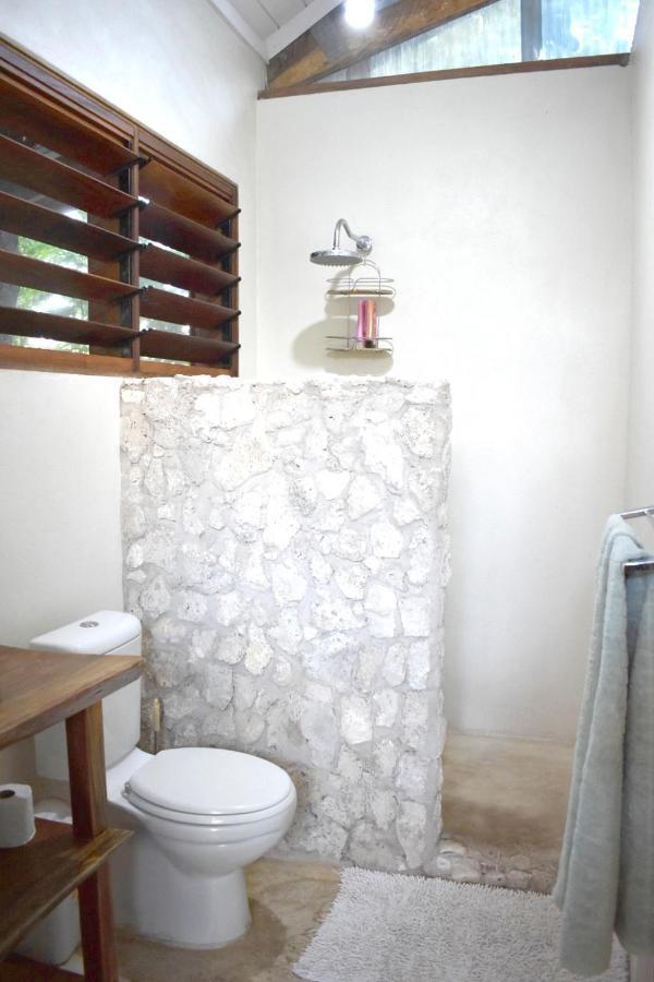 Whispering Palms - Absolute Beachfront Villas Порт-Вила Экстерьер фото